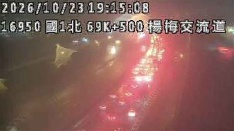 新／國一楊梅段爆翻車事故！車流嚴重回堵