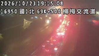 新／國一楊梅段爆翻車事故！車流動彈不得