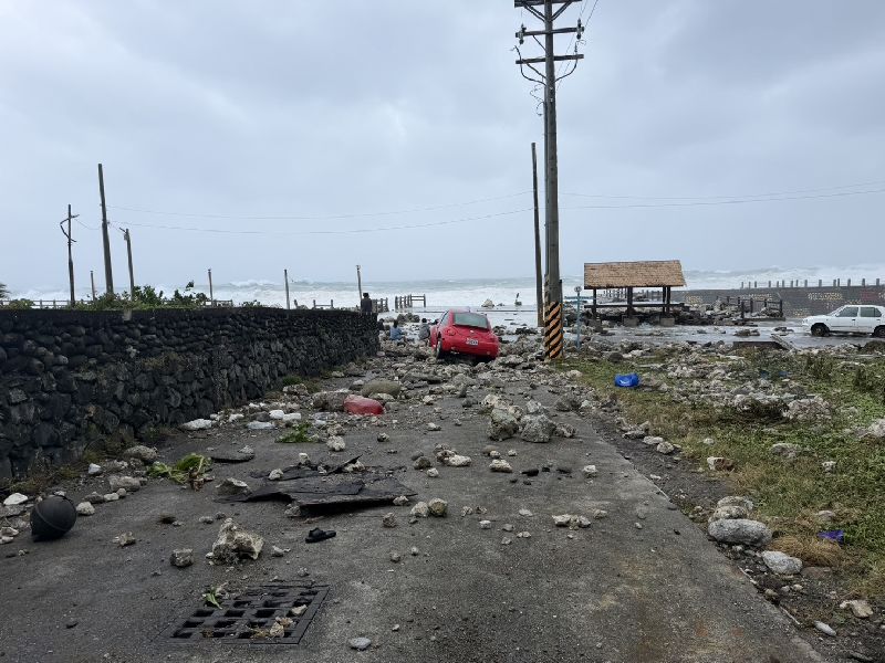 颱風薔琵來襲,強勁風勢23日在台東離島蘭嶼海域掀起滔天巨浪,大浪更將礁岩碎石打上岸,海邊一片狼藉。(蘭嶼鄉民代表施孝榮提供)