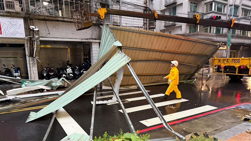 颱風掀屋頂砸賓士　板橋長江路恢復通車
