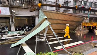 颱風掀屋頂砸賓士　板橋長江路恢復通車