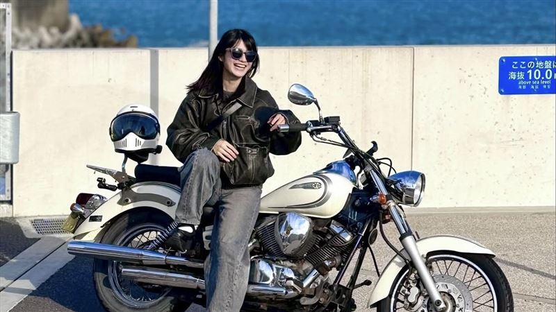女星騎車載年下男約會爆戀情　公司回應了