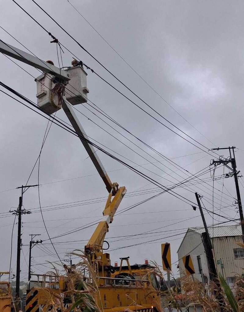 台電人員全力搶修復電。（圖／台電提供）