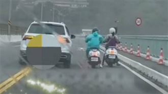 花蓮大橋機車遇強風！轎車1舉動超暖心