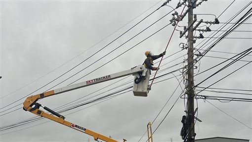 薔琵颱風釀苗栗3000戶停電　台電持續搶修