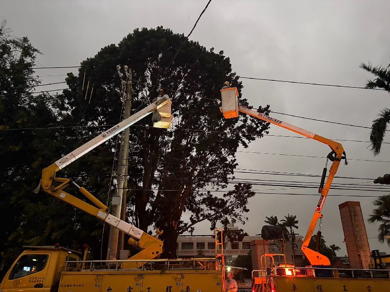 受颱風薔琵影響,彰化縣部分地區供電設備受損,台灣電力公司緊急派員冒著風雨搶修。(台電彰化區營業處提供)