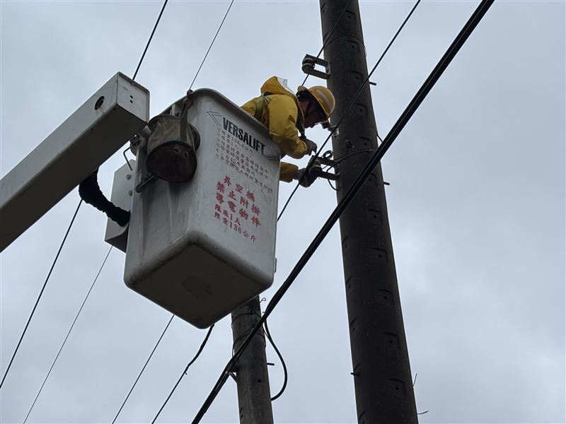 新屋區低壓斷線接續作業。(圖/台電公司桃園區營業處提供)