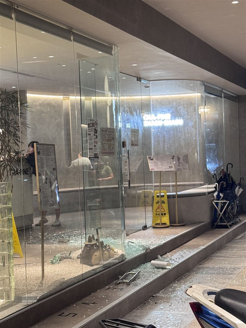 薔琵肆虐新北街頭!汐止火鍋店整面玻璃門遭風壓灌爆。(圖/翻攝自Threads @yolo._158)