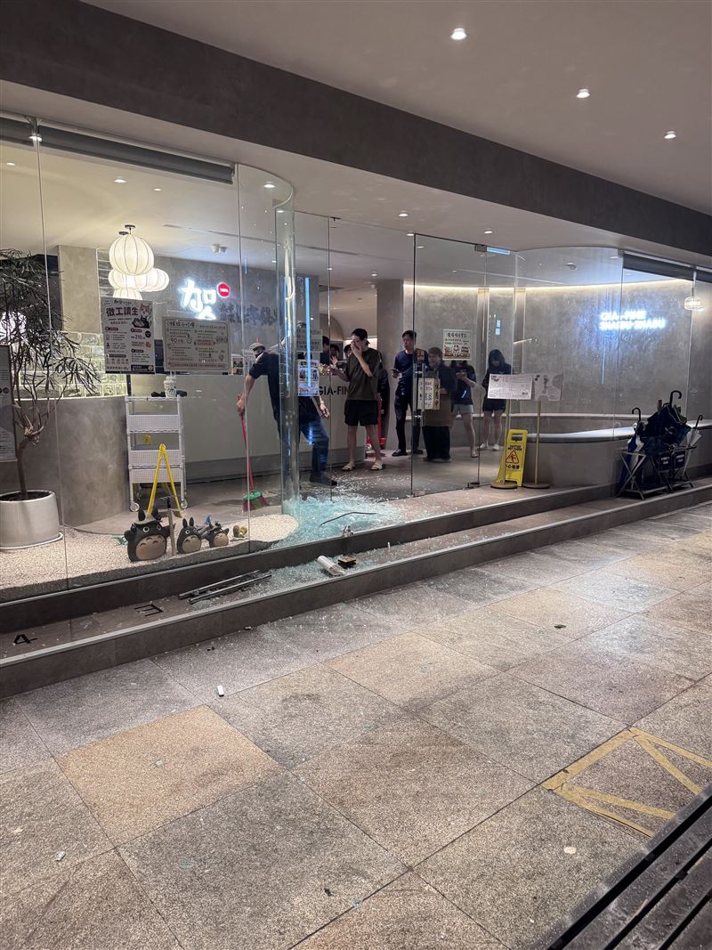 火鍋店玻璃門碎成一地,店員正拿著掃把在清理,不少客人被嚇到提早離席。(圖/翻攝自Threads @yolo._158)