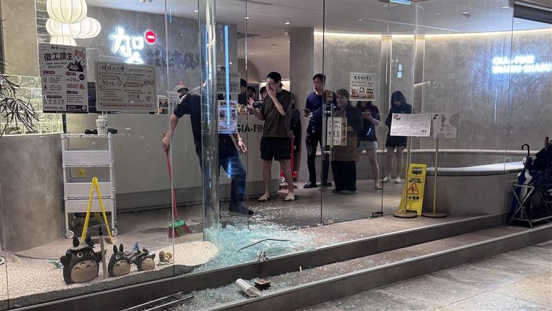 薔琵肆虐！汐止火鍋店玻璃門遭風壓灌爆