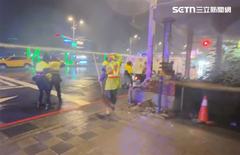 警方和環保局人員在現場清掃、警戒。(圖/記者林俊華攝影)