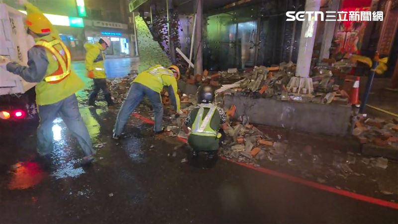 基隆城隍廟旁地下道的玻璃圍牆倒塌。(圖/記者林俊華攝影)