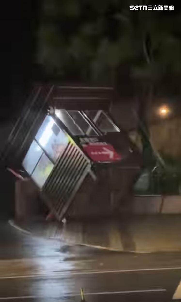 社區警衛亭被強風吹翻,警衛受困。(圖/threads網友@mr.shark73授權提供)