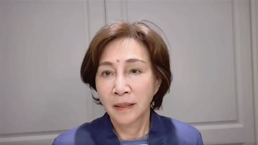 巨型看板遭強風吹垮壓毀車輛！議員道歉了