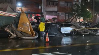 新/薔琵強風　小吃攤棚架被掀「活埋」2車