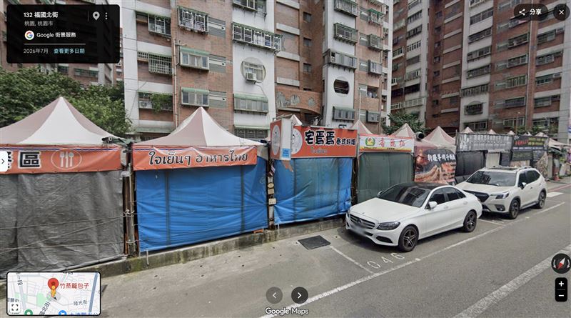 整排小吃攤原本的模樣。(圖/翻攝自Google Map)