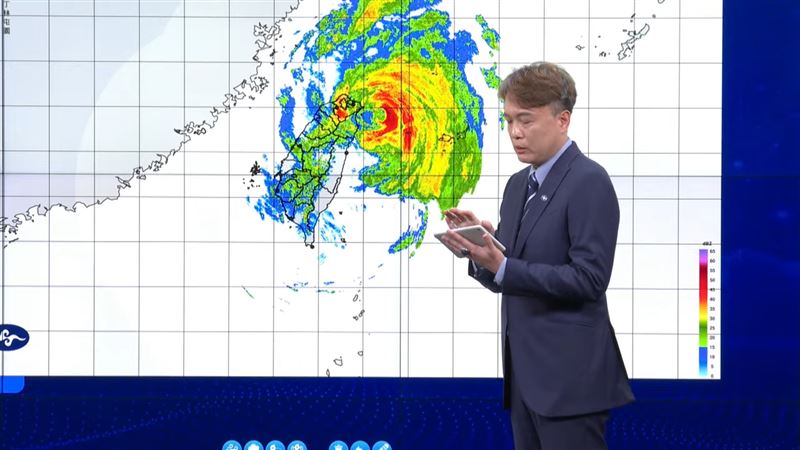 氣象署指出,深夜至清晨颱風最靠近風雨最劇,宜蘭基隆北海岸嚴防破壞性強風,中南部雨勢明接力。(圖/翻攝氣象署YT)