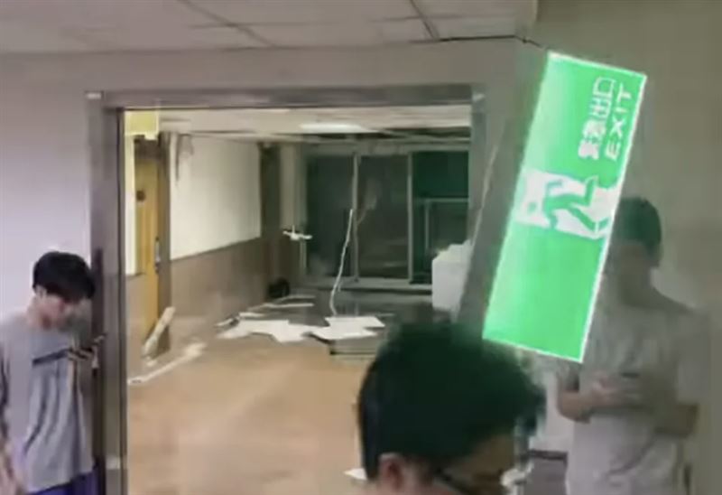 文化大學宿舍不敵陽明山強風,玻璃門被吹爆。(圖/Threads @_lillxun授權提供)