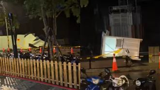 入夜風雨更大！土城傳警衛亭翻覆