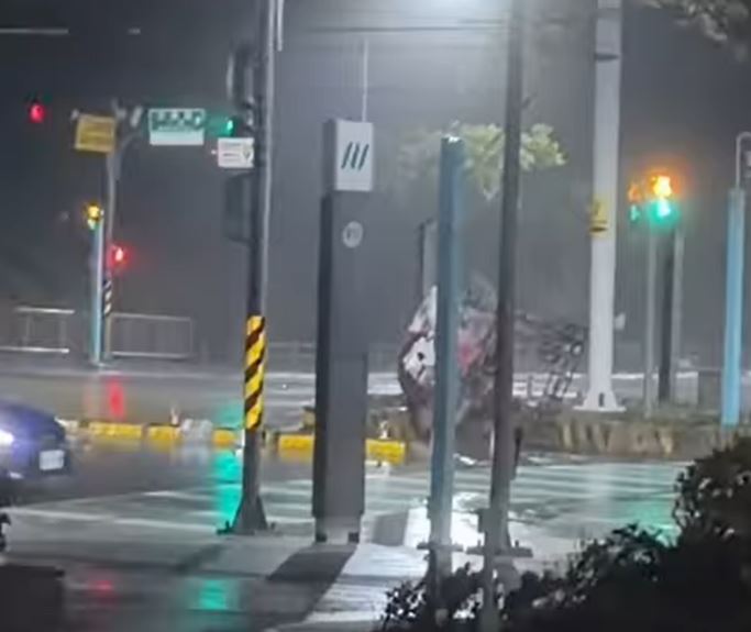 淡水街頭深夜驚見鐵架在強風下成為「風火輪」。(圖/ Threads@r4mz.jok授權提供)