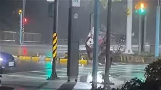 鐵架暗夜馬路滾成風火輪　網友看完全嚇呆