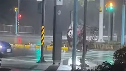鐵架暗夜馬路滾成風火輪　網友看完全嚇呆