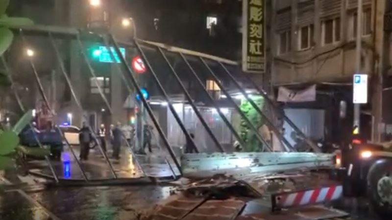 警方獲報於周遭拉起封鎖線,管制行人、車輛通行,並通知屋主到場。(圖/翻攝畫面)