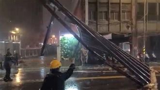 恐怖！颱風夜台北萬華頂樓巨大鐵架砸路面