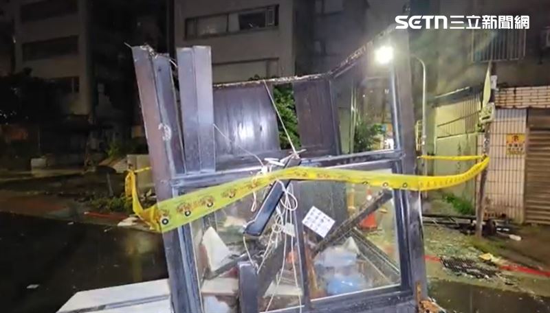警衛亭被掀翻,現場一片凌亂。(圖/翻攝畫面)