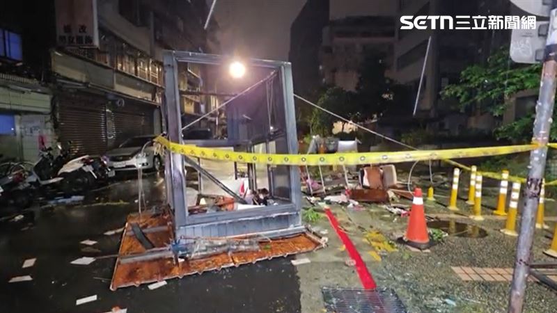 台北市松山區南京東路五段一處警衛亭如紙片般直接被180度掀翻。(圖/翻攝畫面)
