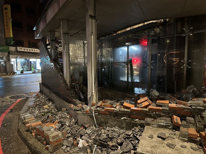 基隆市忠一路護國城隍廟旁人行地下道出入口磚牆,昨晚(23日)疑因不堪風雨倒塌。(圖/翻攝畫面)