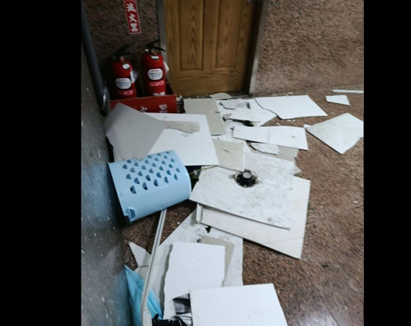 中度颱風「薔琵」帶來強風暴雨,文化大學宿舍四樓被颱風吹炸掉。(圖/翻攝Threads@azhanhuang4)