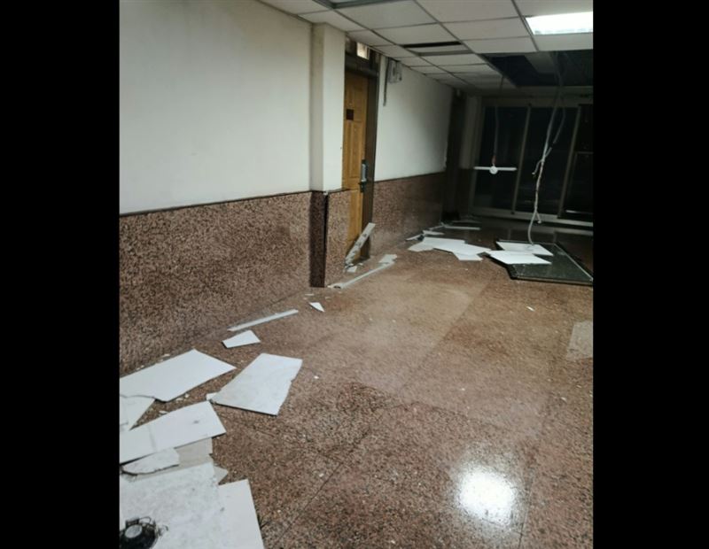 中度颱風「薔琵」帶來強風暴雨,文化大學宿舍四樓被颱風吹炸掉。(圖/翻攝Threads@azhanhuang4)