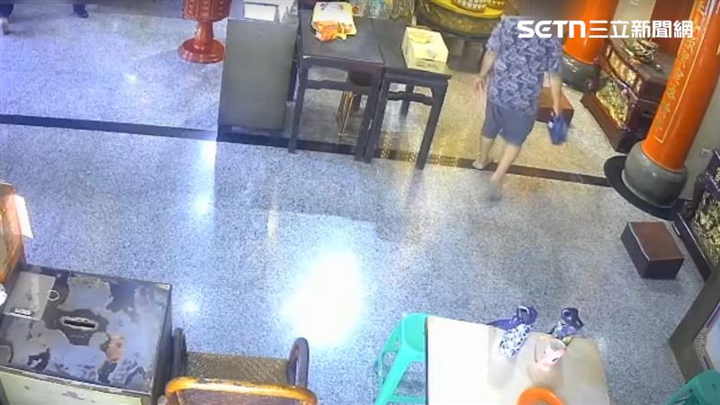 竊嫌洪男心虛於案發後隔天,主動將竊得的金牌以掛號方式寄回宮廟歸還。(圖/翻攝畫面)