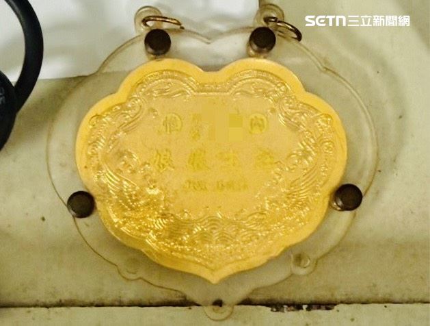 37歲洪姓男子日前到鼓山區青泉街一帶某宮廟,偷竊神明佩戴的金牌。(圖/翻攝畫面)