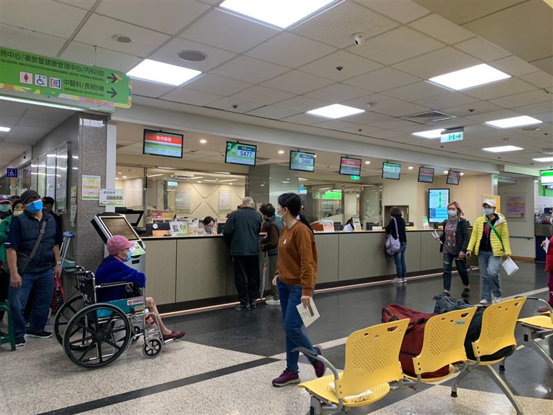 衛生福利部臺中醫院服務民眾，24日星期六颱風假當天上午一般門診仍提供門診服務。（圖／部立台中醫院提供）