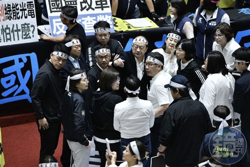 2024年國會擴權爭議時,民進黨團曾製作「民主已死」頭巾。資料照片