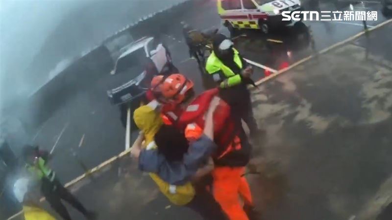 颱風天闖管制區…女友困消波塊！恐罰25萬