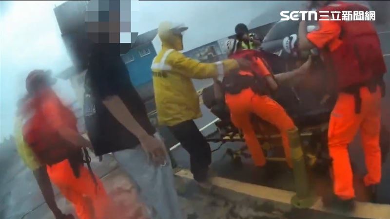 高雄李姓女子卻在當天下午擅闖國立中山大學校區南岬頭管制區，不慎受困於消波塊深處。（圖／翻攝畫面）