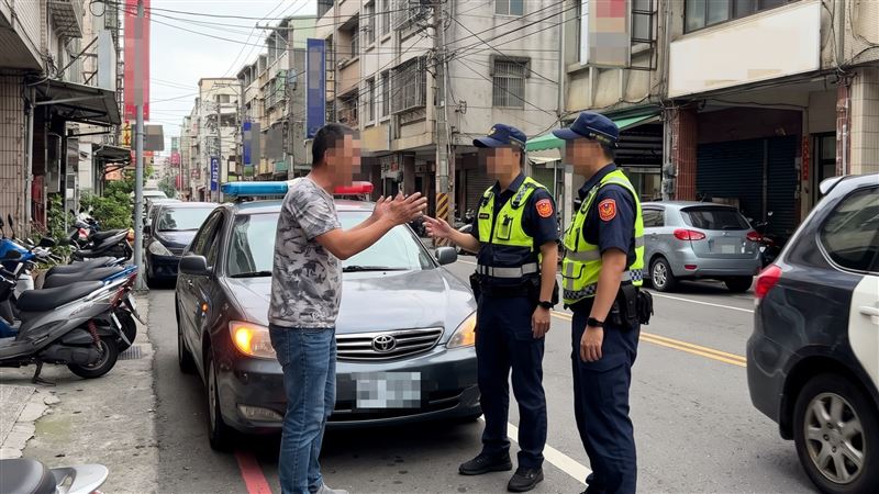 陳姓男子今年因違停,警方據報前往盤查,當下陳男竟辱罵在場2名員警「有牌的流氓」涉犯妨害公務被依法函送。(示意圖/AI製圖)