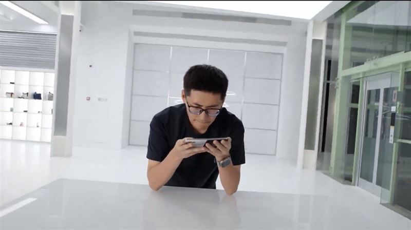 Tim對蘋果首款折疊手機iPhone Duo進行1.1萬次極限開合與低溫測試後發現,雖然鉸鏈維持流暢且防水防彎表現良好,但螢幕折痕明顯加深,細小異物也有機會捲入機構中,成為消費者入手前需評估的潛在考量。(圖/翻攝自X平台@Tim Pan)