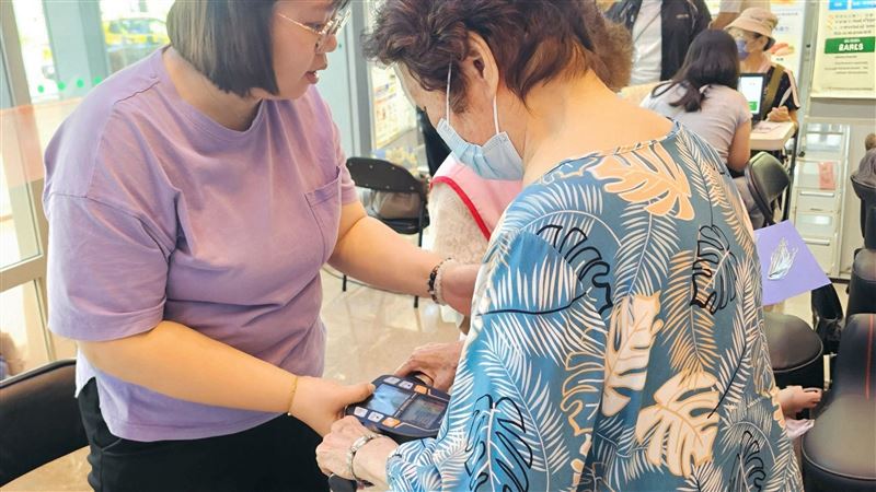 嬤身高突縮水5公分！醫：出現3徵兆恐骨鬆