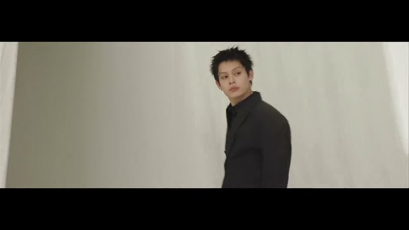 「台灣囝仔」趙雨凡的身影也出現在畫面中。(圖/翻攝自YouTube@Dispatch)