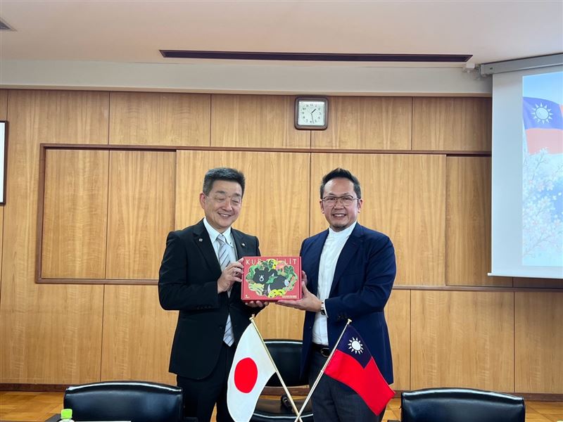 文化總會秘書長李厚慶23日前往日本愛媛縣立伊予高校，交流台日文化合作的更多可能。（圖／文總提供）