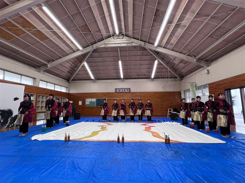 學生必須在6分鐘內，於4公尺乘6公尺的巨幅紙張上，伴隨音樂、舞蹈及團隊動作揮毫創作。（圖／文總提供）