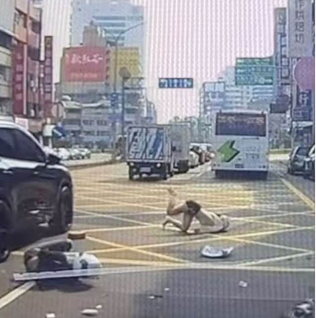 後座的白衣女子直接飛越男騎士往前翻滾頭部落地。（圖／翻攝WoWtchout）