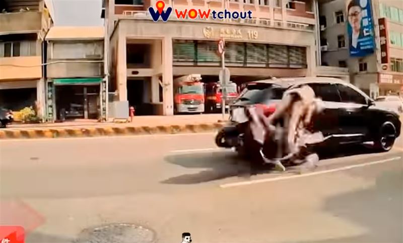 車縫超車鬼切！台中男女機車追撞翻滾慘摔