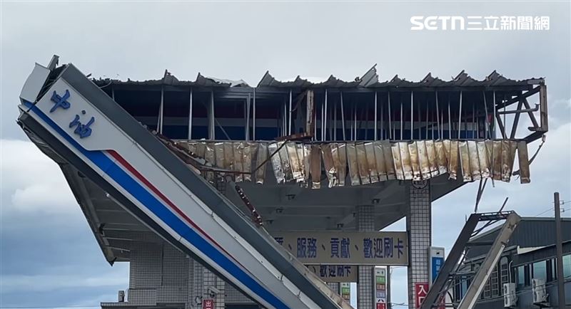 中度颱風「薔琵」持續影響台灣,宜蘭市區的中油加油站,招牌不敵狂風掉落,現場畫面也曝光。(圖/翻攝畫面)