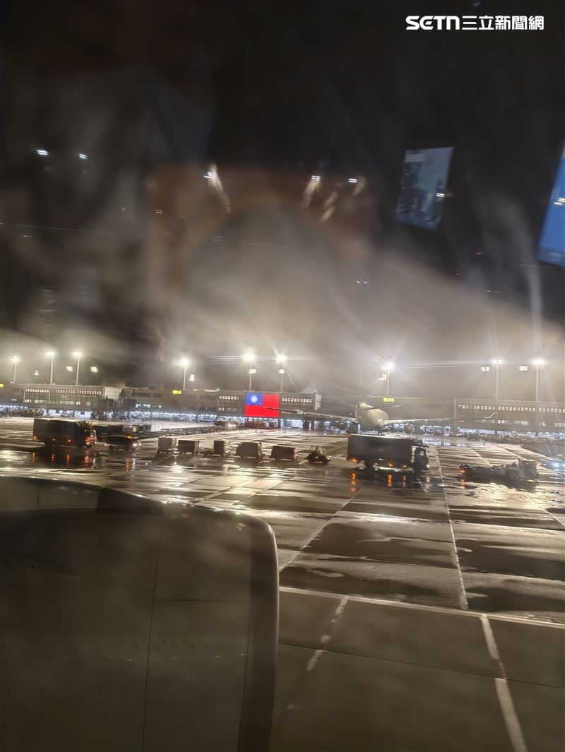 小將搭機返國時,國門秀出國旗迎接台灣小選手們。(圖/中華民國飛行運動總會提供)