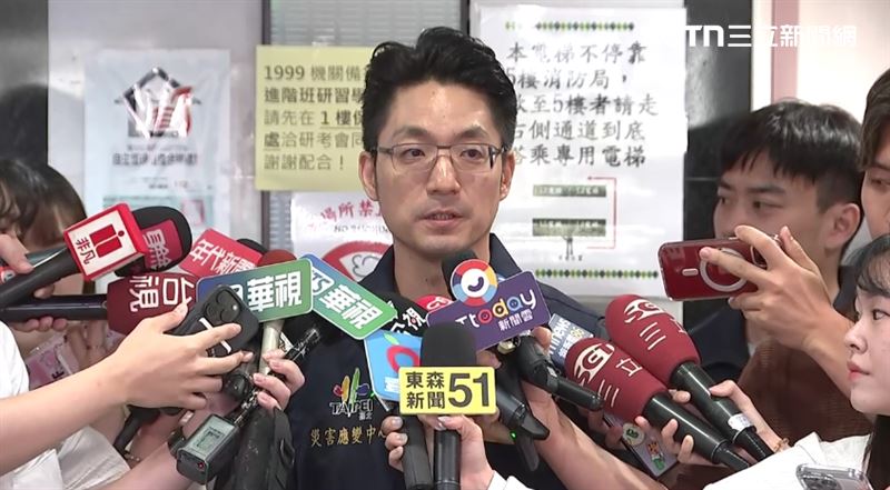 蔣萬安睡在災害應變中心,他表示昨晚沒睡好,因為擔心颱風災情。(圖/翻攝畫面)